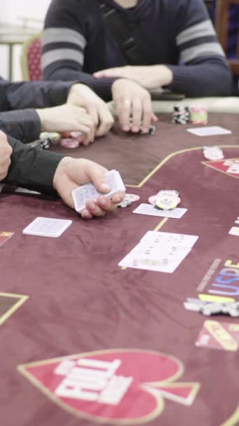 Kumarhanede poker oynarken kartlar Dikey video — Stok video