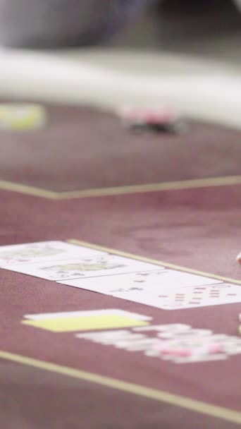 カジノでポーカーをプレイ中のカード垂直ビデオ — ストック動画