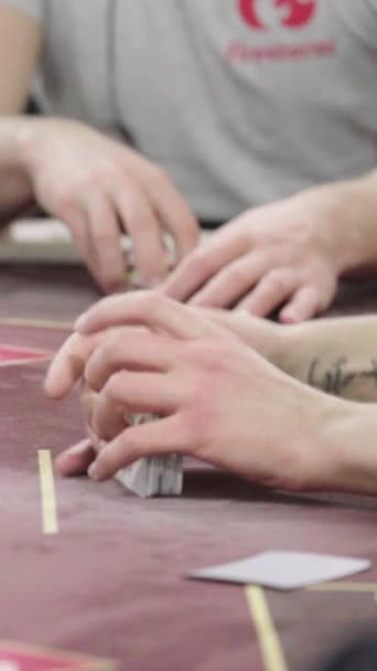 Kort när du spelar poker i ett kasino Vertikal video — Stockvideo