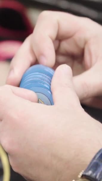 Chips tout en jouant au poker dans un casino Vidéo verticale — Video