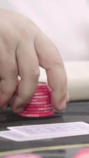 Chips tout en jouant au poker dans un casino Vidéo verticale — Video