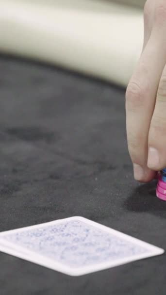 Чипы во время игры в покер в казино Вертикальное видео — стоковое видео