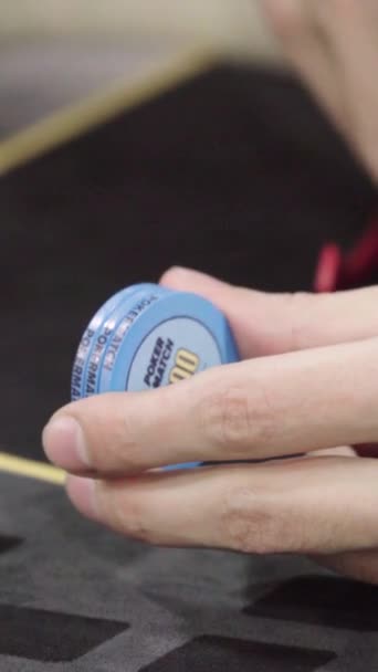 카지노 온라인 비디오에서 포커를 하고 있는 아이들 — 비디오