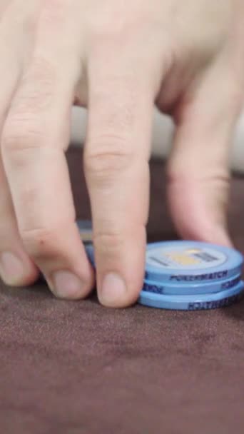 Čipy při hraní pokeru v kasinu Vertikální video — Stock video