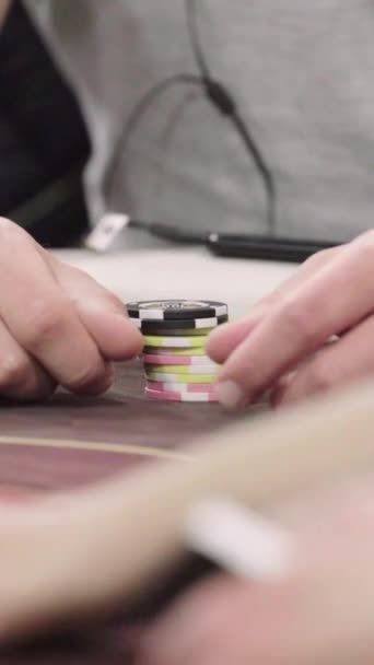 Chips beim Pokern im Casino Vertikales Video — Stockvideo