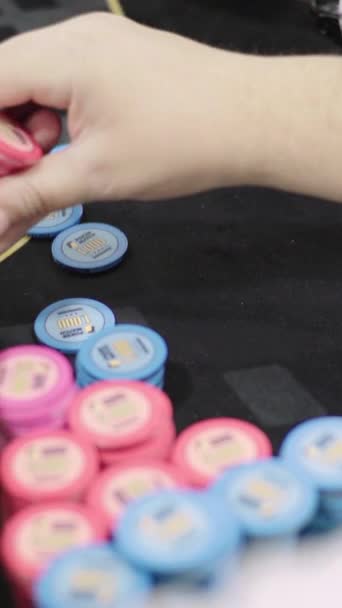 Chips enquanto joga poker em um cassino Vídeo vertical — Vídeo de Stock