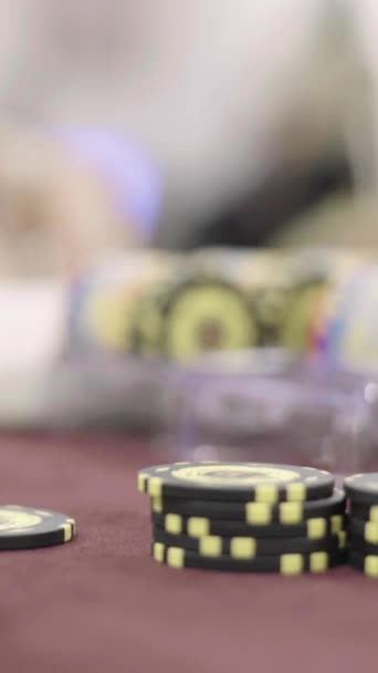 Chips tout en jouant au poker dans un casino Vidéo verticale — Video