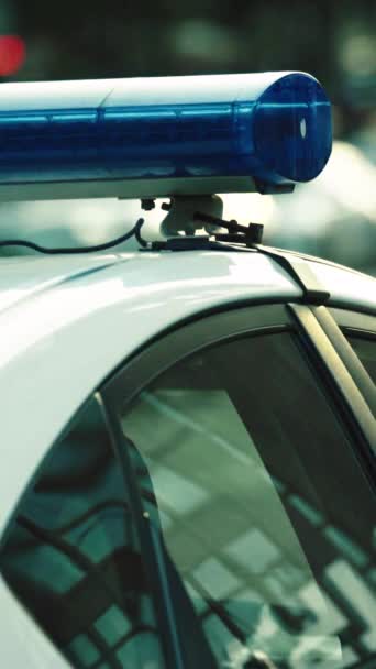 警察の車の屋根の上にフラッシングフラッシャー垂直ビデオ — ストック動画