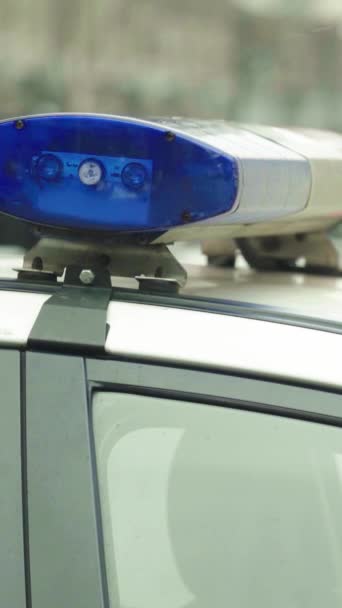 Knipperende flitser op het dak van een politieauto Verticale video — Stockvideo
