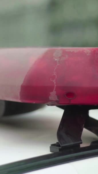 Flasher intermitent pe acoperișul unei mașini de poliție Video vertical — Videoclip de stoc