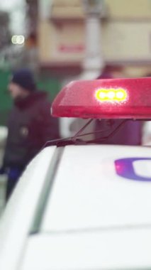 Bir polis arabasının çatısında teşhirci dikey video
