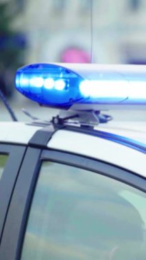 Bir polis arabasının çatısında teşhirci dikey video