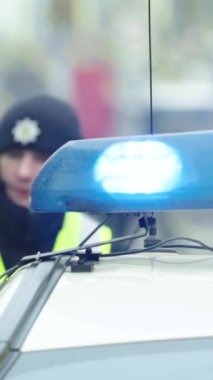 Bir polis arabasının çatısında teşhirci dikey video