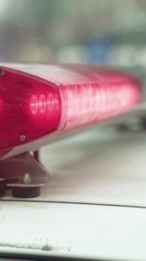 Bir polis arabasının çatısında teşhirci dikey video