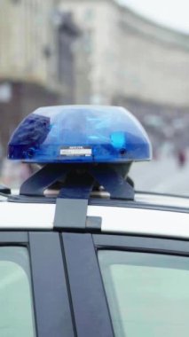 Bir polis arabasının çatısında teşhirci dikey video