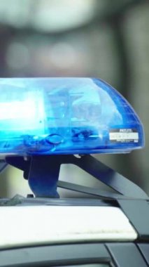 Bir polis arabasının çatısında teşhirci dikey video