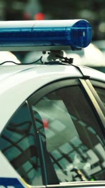Bir polis arabasının çatısında teşhirci dikey video