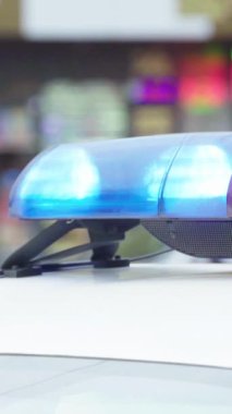 Bir polis arabasının çatısında teşhirci dikey video