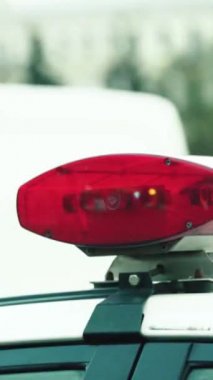 Bir polis arabasının çatısında teşhirci dikey video