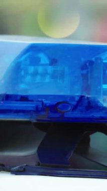 Bir polis arabasının çatısında teşhirci dikey video