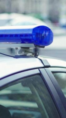 Bir polis arabasının çatısında teşhirci dikey video