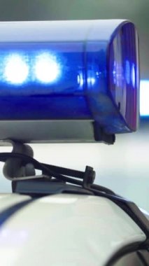 Bir polis arabasının çatısında teşhirci dikey video