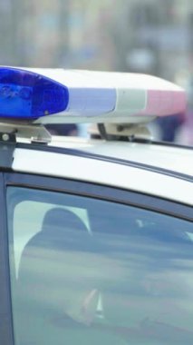 Bir polis arabasının çatısında teşhirci dikey video