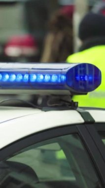 Bir polis arabasının çatısında teşhirci dikey video