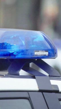 Bir polis arabasının çatısında teşhirci dikey video