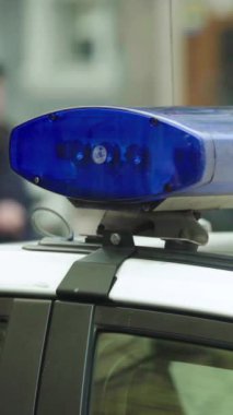 Bir polis arabasının çatısında teşhirci dikey video