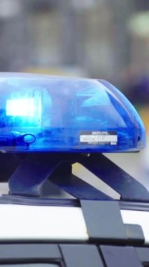 Bir polis arabasının çatısında teşhirci dikey video