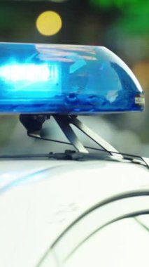 Bir polis arabasının çatısında teşhirci dikey video