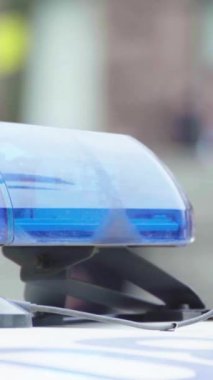 Bir polis arabasının çatısında teşhirci dikey video