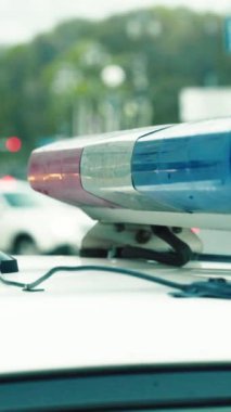 Bir polis arabasının çatısında teşhirci dikey video