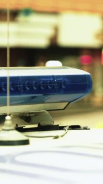 Bir polis arabasının çatısında teşhirci dikey video