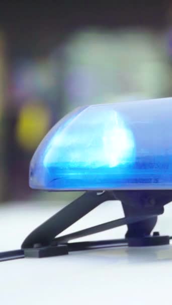 Blinkande blixt på taket till en polisbil Vertikal video — Stockvideo