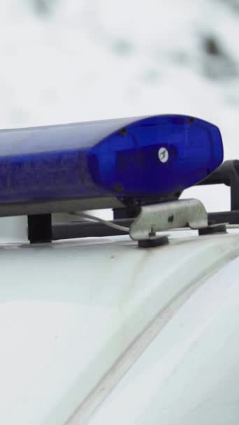 Flasher piscando no telhado de um carro da polícia Vídeo vertical — Vídeo de Stock