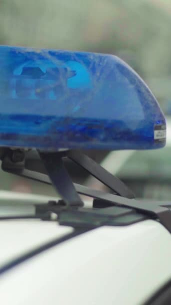 Blinkende blinker på taget af en politibil Lodret video – Stock-video