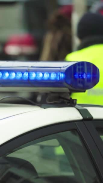 Blinklicht auf dem Dach eines Polizeiwagens — Stockvideo