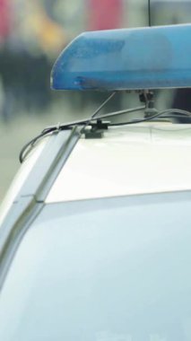 Bir polis arabasının çatısında teşhirci dikey video