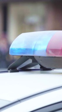 Bir polis arabasının çatısında teşhirci dikey video