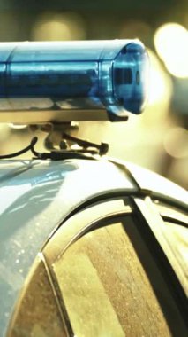 Bir polis arabasının çatısında teşhirci dikey video