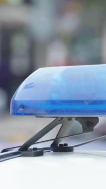 Bir polis arabasının çatısında teşhirci dikey video