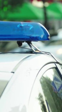Bir polis arabasının çatısında teşhirci dikey video