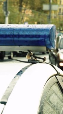 Bir polis arabasının çatısında teşhirci dikey video