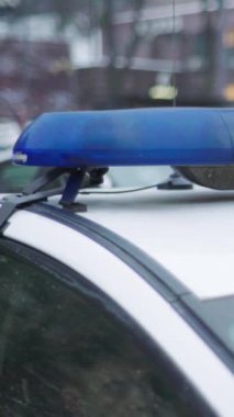 Bir polis arabasının çatısında teşhirci dikey video