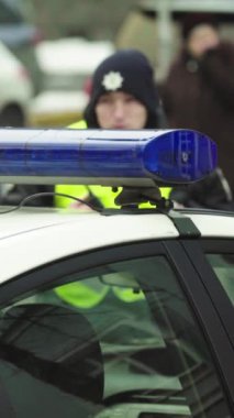Bir polis arabasının çatısında teşhirci dikey video