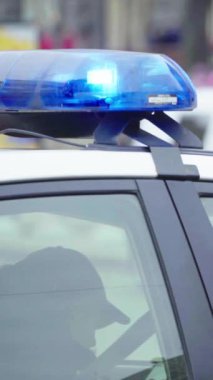 Bir polis arabasının çatısında teşhirci dikey video