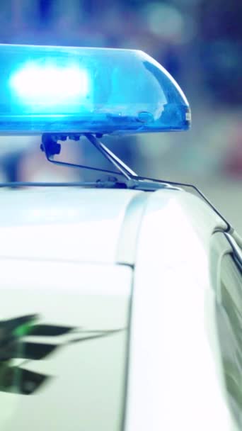 Блимає блимач на даху поліцейського автомобіля Вертикальне відео — стокове відео