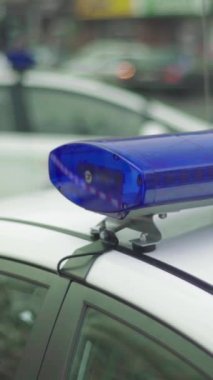 Bir polis arabasının çatısında teşhirci dikey video